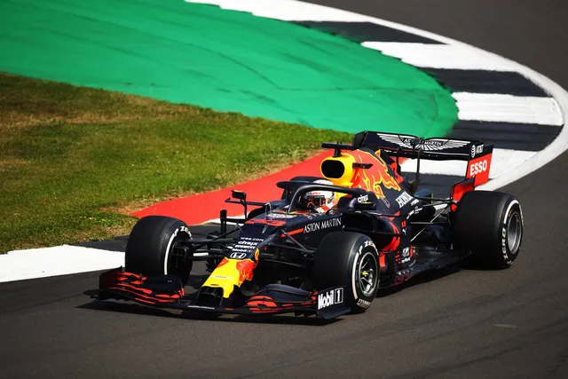 Max Verstappen vượt qua Hamilton và Bottas để chiến thắng ở GP 70 năm F1 - Ảnh 1. Max Verstappen vượt qua Hamilton và Bottas để chiến thắng ở GP 70 năm F1 - Ảnh 1.
