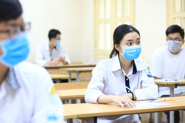 Sáng nay (10/8), thí sinh làm bài thi tổ hợp Khoa học tự nhiên, Khoa học xã hội - Ảnh 1.