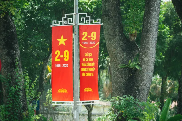 Thủ đô ngập tràn màu cờ Tổ quốc chào mừng 75 năm Quốc khánh - Ảnh 4. Thủ đô ngập tràn màu cờ Tổ quốc chào mừng 75 năm Quốc khánh - Ảnh 4.