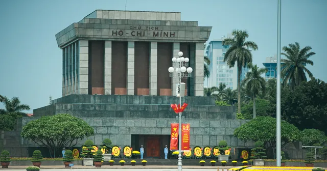 Thủ đô ngập tràn màu cờ Tổ quốc chào mừng 75 năm Quốc khánh - Ảnh 6. Thủ đô ngập tràn màu cờ Tổ quốc chào mừng 75 năm Quốc khánh - Ảnh 6.