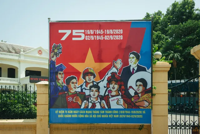 Thủ đô ngập tràn màu cờ Tổ quốc chào mừng 75 năm Quốc khánh - Ảnh 8. Thủ đô ngập tràn màu cờ Tổ quốc chào mừng 75 năm Quốc khánh - Ảnh 8.