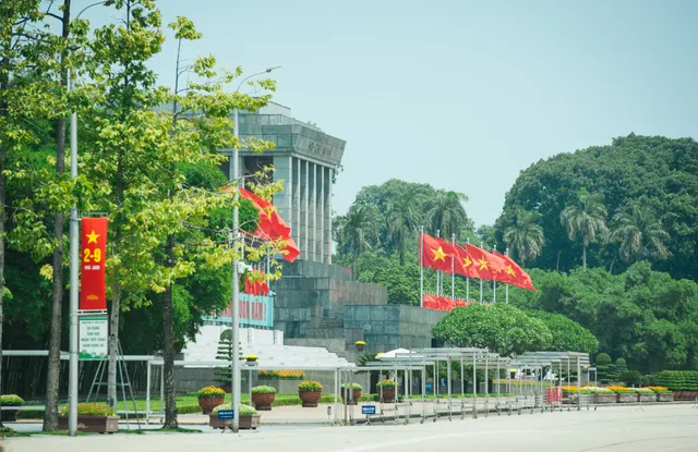 Thủ đô ngập tràn màu cờ Tổ quốc chào mừng 75 năm Quốc khánh - Ảnh 7. Thủ đô ngập tràn màu cờ Tổ quốc chào mừng 75 năm Quốc khánh - Ảnh 7.