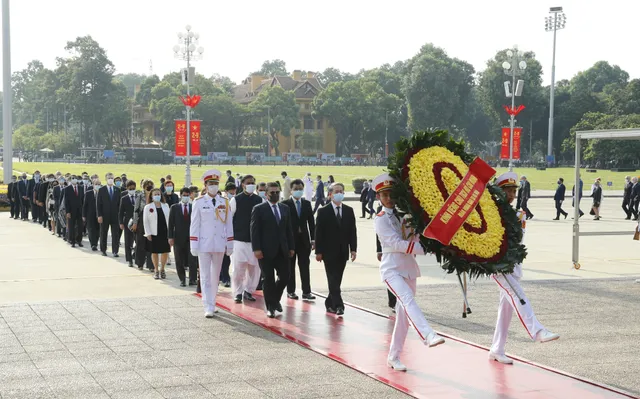 Lãnh đạo Đảng, Nhà nước vào Lăng viếng Chủ tịch Hồ Chí Minh - Ảnh 3.