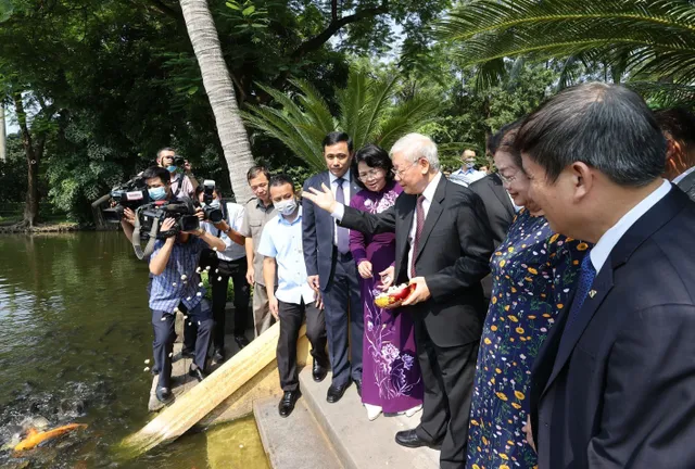 Tổng Bí thư, Chủ tịch nước Nguyễn Phú Trọng dâng hương tưởng niệm Chủ tịch Hồ Chí Minh - Ảnh 8.