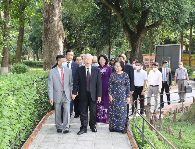 Tổng Bí thư, Chủ tịch nước Nguyễn Phú Trọng dâng hương tưởng niệm Chủ tịch Hồ Chí Minh - Ảnh 5.