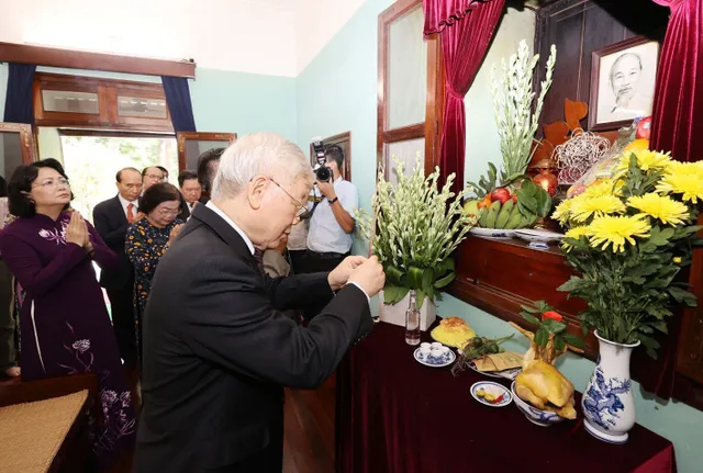 Tổng Bí thư, Chủ tịch nước Nguyễn Phú Trọng dâng hương tưởng niệm Chủ tịch Hồ Chí Minh - Ảnh 2.