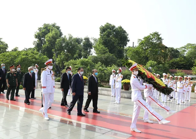 Lãnh đạo Đảng, Nhà nước vào Lăng viếng Chủ tịch Hồ Chí Minh - Ảnh 9.