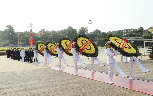 Lãnh đạo Đảng, Nhà nước vào Lăng viếng Chủ tịch Hồ Chí Minh - Ảnh 2.