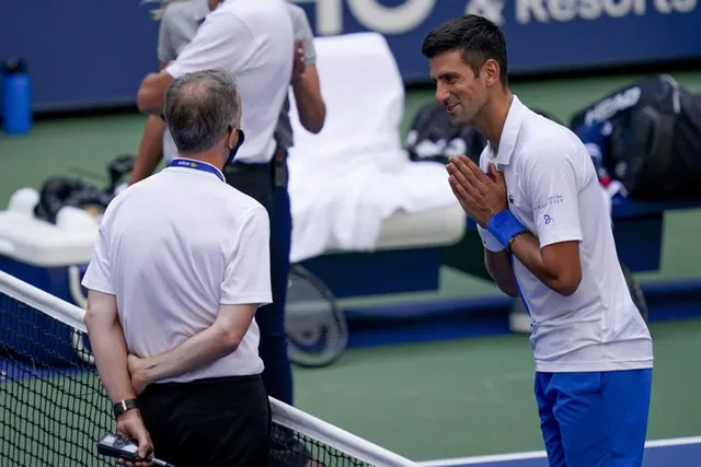 Djokovic tiếp tục đánh bóng trúng trọng tài - Ảnh 2.