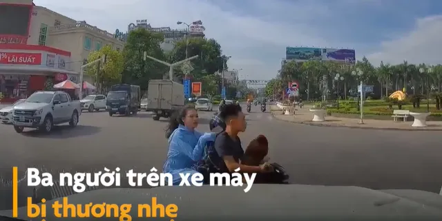 Vượt đèn đỏ, xe máy chở ba người bị ô tô tông trúng - Ảnh 1.