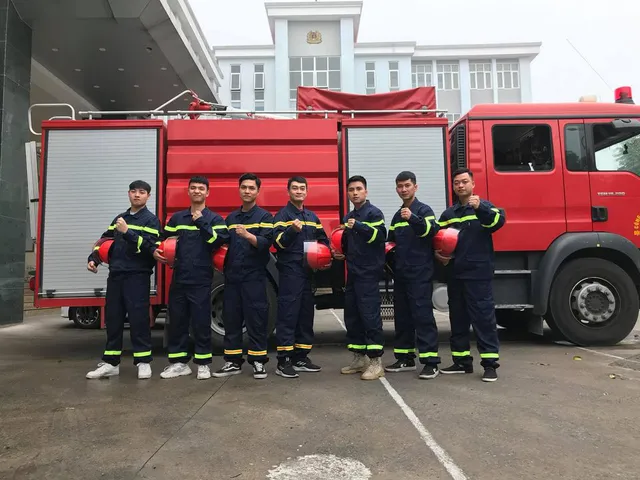 Lộ diện dàn lính cứu hỏa cực soái ca trong phim mới của VFC - Ảnh 10.