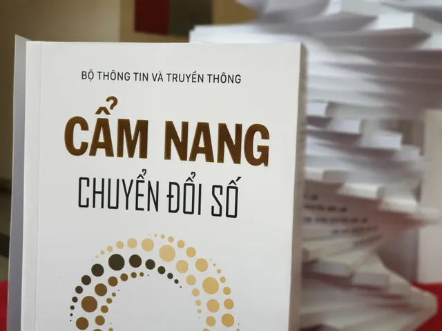 Ra mắt cuốn sách Cẩm nang chuyển đổi số - Ảnh 2.