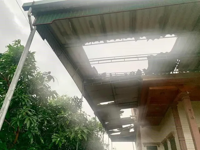 Lốc xoáy khiến hàng chục nhà dân ở Hà Tĩnh bị tốc mái, hư hỏng - Ảnh 1.