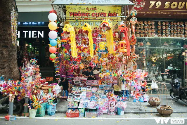 Phố Trung Thu rực rỡ, nhộn nhịp người đến check-in - Ảnh 4. Phố Trung Thu rực rỡ, nhộn nhịp người đến check-in - Ảnh 4.