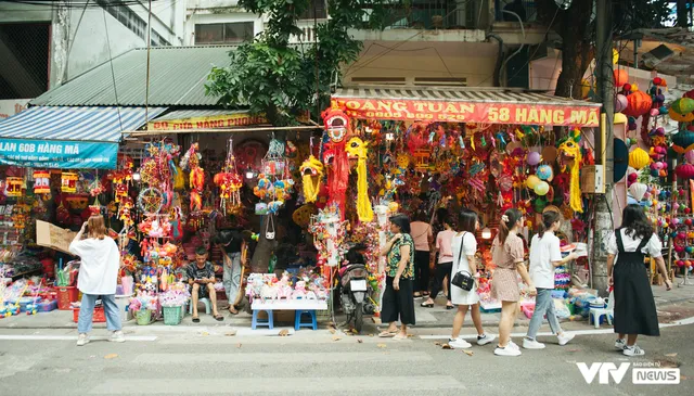 Phố Trung Thu rực rỡ, nhộn nhịp người đến check-in - Ảnh 10. Phố Trung Thu rực rỡ, nhộn nhịp người đến check-in - Ảnh 10.