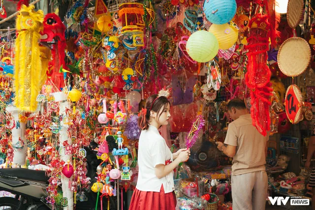 Phố Trung Thu rực rỡ, nhộn nhịp người đến check-in - Ảnh 2. Phố Trung Thu rực rỡ, nhộn nhịp người đến check-in - Ảnh 2.