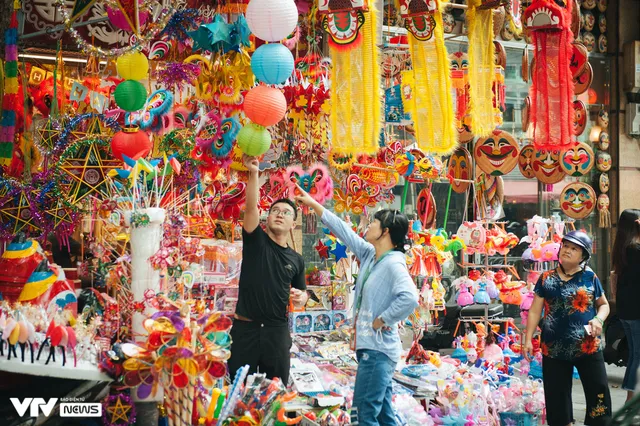 Phố Trung Thu rực rỡ, nhộn nhịp người đến check-in - Ảnh 5. Phố Trung Thu rực rỡ, nhộn nhịp người đến check-in - Ảnh 5.