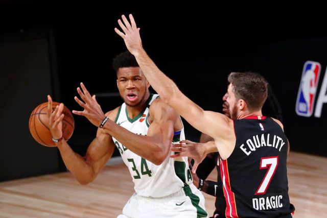 Giannis Antetokounmpo nhận giải thưởng Cầu thủ xuất sắc nhất mùa giải 2019 - 2020 - Ảnh 2.