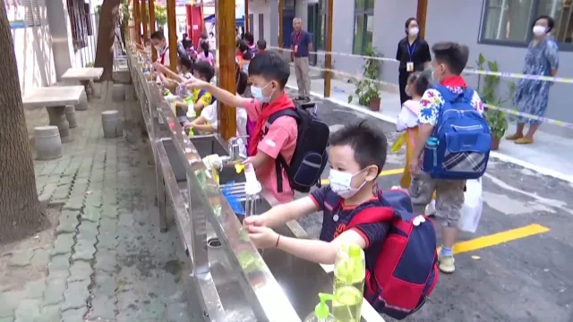 Trường học trên thế giới phòng chống COVID-19 thế nào khi đón học sinh trở lại? - Ảnh 4. Trường học trên thế giới phòng chống COVID-19 thế nào khi đón học sinh trở lại? - Ảnh 4.