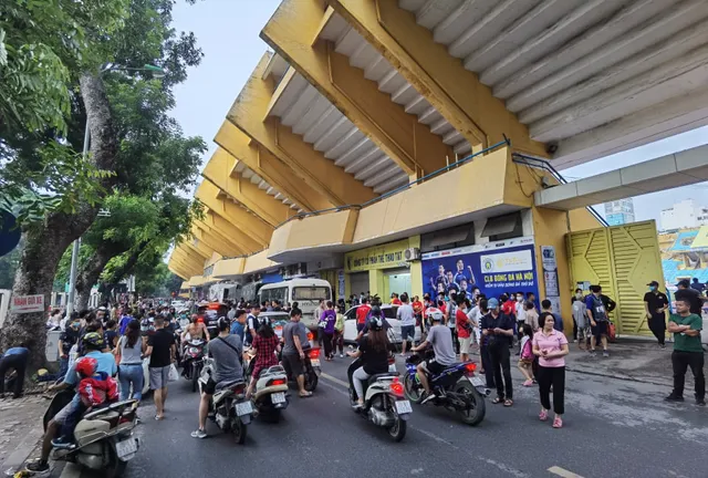CLB Viettel – CLB Hà Nội: Khán giả nô nức đến sân Hàng Đẫy xem trận chung kết Cúp Quốc gia 2020 - Ảnh 1. CLB Viettel – CLB Hà Nội: Khán giả nô nức đến sân Hàng Đẫy xem trận chung kết Cúp Quốc gia 2020 - Ảnh 1.