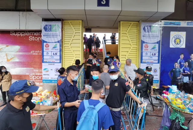 CLB Viettel – CLB Hà Nội: Khán giả nô nức đến sân Hàng Đẫy xem trận chung kết Cúp Quốc gia 2020 - Ảnh 3. CLB Viettel – CLB Hà Nội: Khán giả nô nức đến sân Hàng Đẫy xem trận chung kết Cúp Quốc gia 2020 - Ảnh 3.