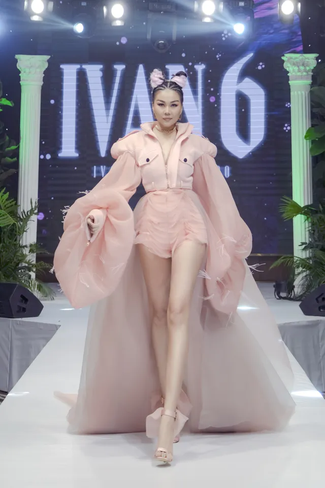 “Chị đại” Thanh Hằng “xuất cung”, catwalk hút hồn trên sàn runway - Ảnh 1.