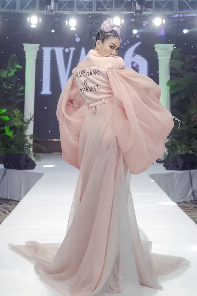 “Chị đại” Thanh Hằng “xuất cung”, catwalk hút hồn trên sàn runway - Ảnh 2.