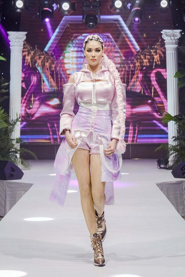 “Chị đại” Thanh Hằng “xuất cung”, catwalk hút hồn trên sàn runway - Ảnh 4.