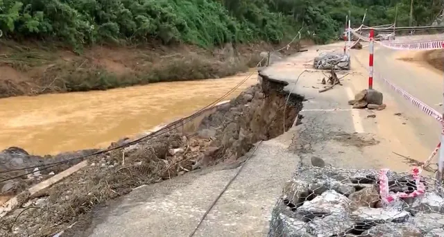 Sạt lở nghiêm trọng chia cắt đường Hồ Chí Minh - Ảnh 1.