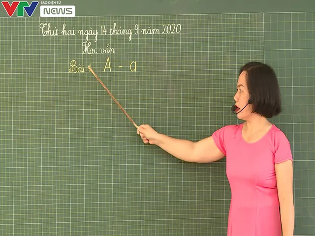 Lớp học quá tải, giáo viên xoay xở dạy chương trình mới - Ảnh 4. Lớp học quá tải, giáo viên xoay xở dạy chương trình mới - Ảnh 4.