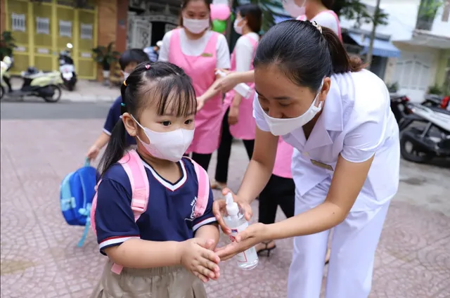 Sữa học đường giảm bớt gánh lo cho phụ huynh giữa mùa COVID-19 - Ảnh 1.