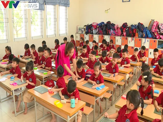 Lớp học quá tải, giáo viên xoay xở dạy chương trình mới - Ảnh 1. Lớp học quá tải, giáo viên xoay xở dạy chương trình mới - Ảnh 1.