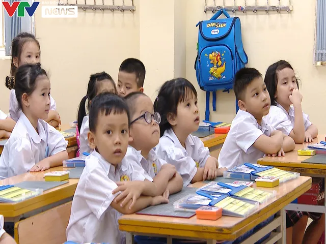 Lớp học quá tải, giáo viên xoay xở dạy chương trình mới - Ảnh 3. Lớp học quá tải, giáo viên xoay xở dạy chương trình mới - Ảnh 3.