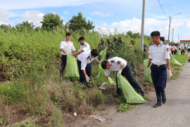 Cảnh sát biển đồng hành với ngư dân Kiên Giang - Ảnh 1.