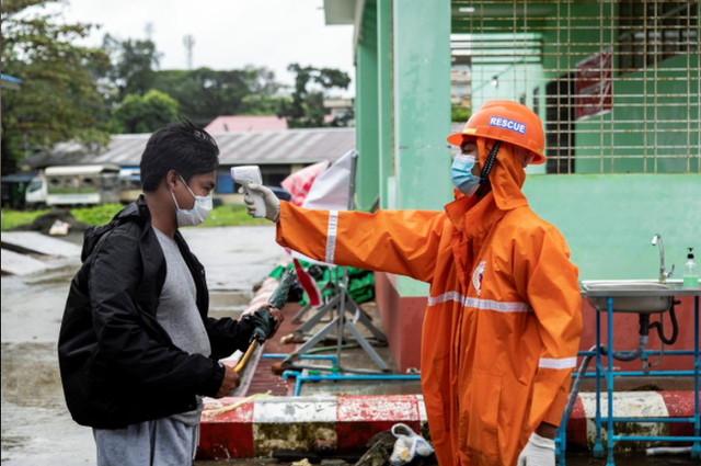 Số ca mắc COVID-19 mới tăng mạnh, Myanmar lo ngại các cơ sở cách ly bị quá tải - Ảnh 1.