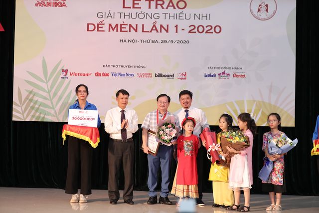 Nguyễn Nhật Ánh giành giải thưởng lớn Hiệp sỹ Dế Mèn - Ảnh 1.