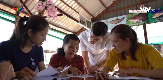 Bà con vùng sông nước miền Tây vượt sông đi học ngoại ngữ - Ảnh 1.