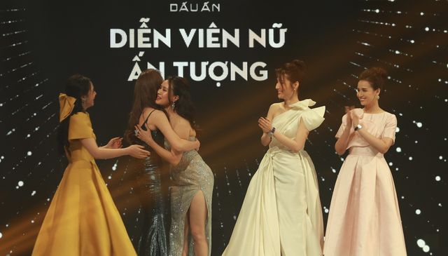 VTV Awards 2020: Hồng Diễm xúc động không nói thành lời khi là Nữ diễn viên ấn tượng - Ảnh 1.