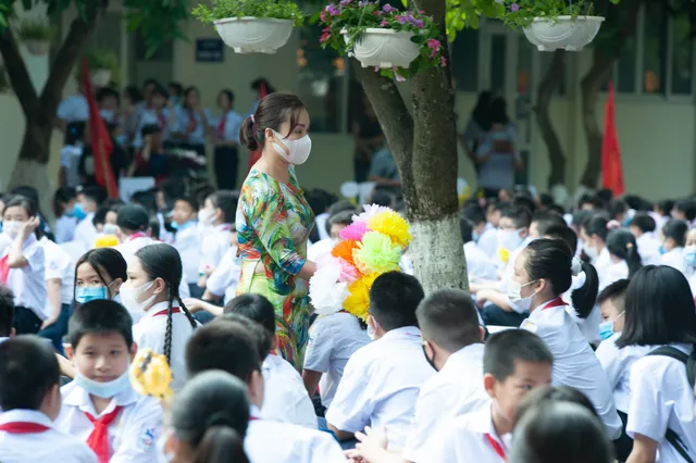 Học sinh Thủ đô hân hoan chào đón năm học mới 2020-2021 - Ảnh 8. Học sinh Thủ đô hân hoan chào đón năm học mới 2020-2021 - Ảnh 8.