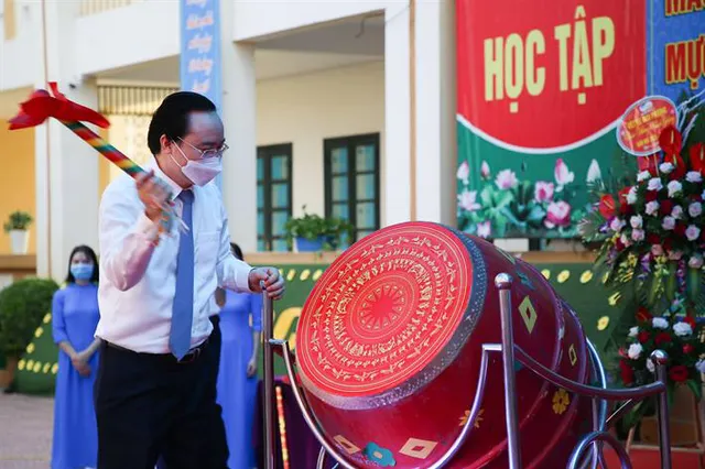 Bộ trưởng Phùng Xuân Nhạ nhắn nhủ học sinh giữ gìn sức khỏe, chăm ngoan, học giỏi - Ảnh 1.