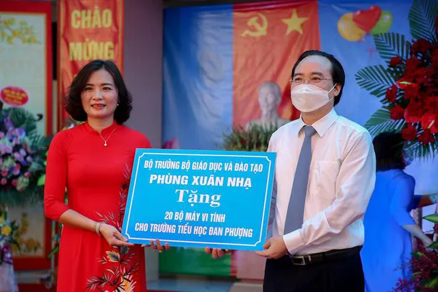 Bộ trưởng Phùng Xuân Nhạ nhắn nhủ học sinh giữ gìn sức khỏe, chăm ngoan, học giỏi - Ảnh 3.