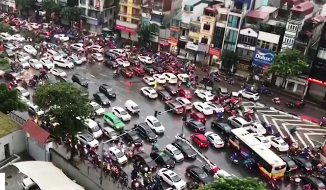 Nhiều tuyến đường ở Hà Nội tê liệt ngày đầu học sinh đi học trở lại - Ảnh 1.