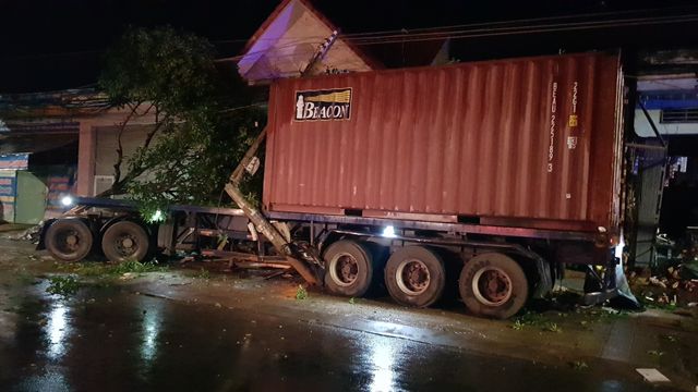 Xe container mất lái tông liên tiếp vào 4 nhà dân - Ảnh 1.