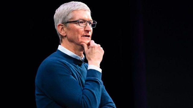 CEO Tim Cook bị giảm lương thưởng - Ảnh 1.