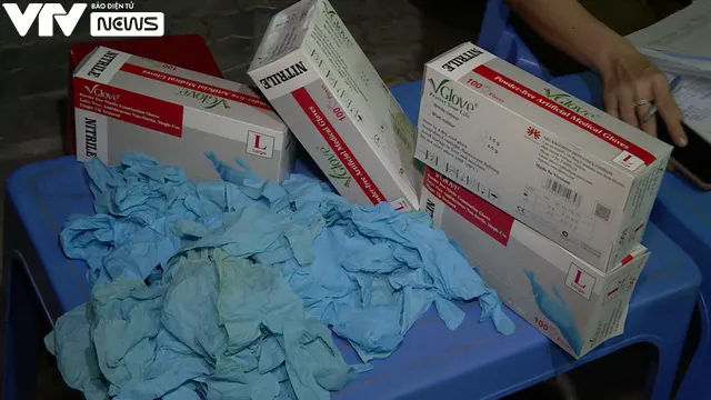 Phát hiện kho hàng chứa 4 triệu găng tay cao su bẩn - Ảnh 2. Phát hiện kho hàng chứa 4 triệu găng tay cao su bẩn - Ảnh 2.
