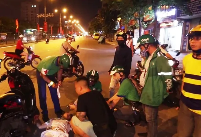 Đội cứu hộ ban ngày chạy xe ôm, tối rong ruổi cứu người gặp nạn - Ảnh 1. Đội cứu hộ ban ngày chạy xe ôm, tối rong ruổi cứu người gặp nạn - Ảnh 1.