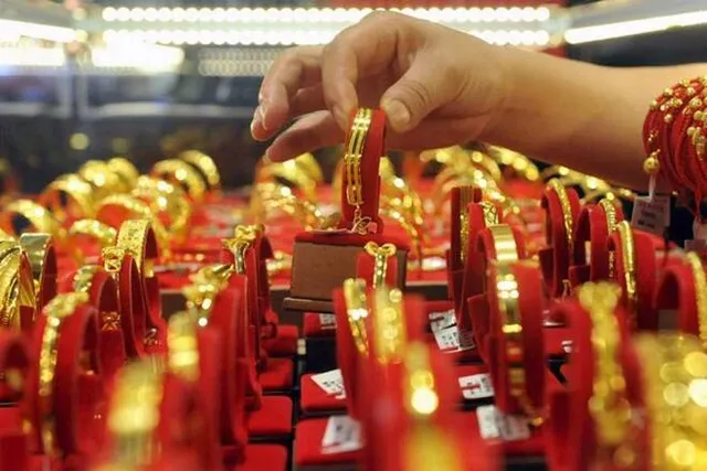 Giá vàng giao dịch quanh mốc 56 triệu đồng/lượng - Ảnh 1. Giá vàng giao dịch quanh mốc 56 triệu đồng/lượng - Ảnh 1.