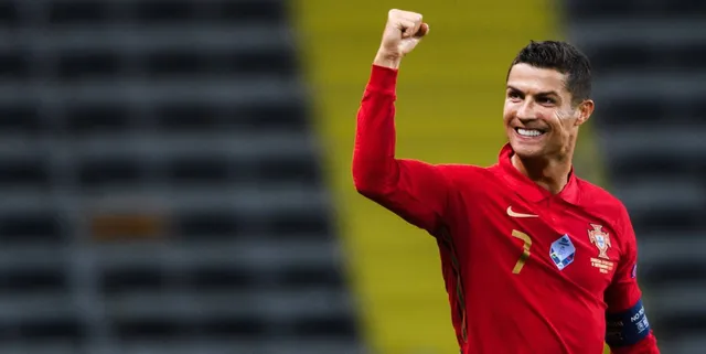 Cristiano Ronaldo tiếp tục tạo nên cột mốc phi thường - Ảnh 1. Cristiano Ronaldo tiếp tục tạo nên cột mốc phi thường - Ảnh 1.