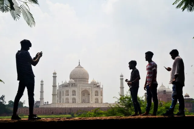 Taj Mahal mở cửa bất chấp số ca nhiễm COVID-19 tăng mạnh - Ảnh 1. Taj Mahal mở cửa bất chấp số ca nhiễm COVID-19 tăng mạnh - Ảnh 1.