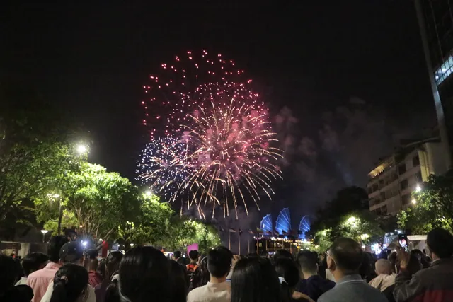 TP Hồ Chí Minh: Pháo hoa rực sáng chào đón năm mới 2021 - Ảnh 1. TP Hồ Chí Minh: Pháo hoa rực sáng chào đón năm mới 2021 - Ảnh 1.